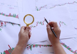 如何确定不同期货产品的价格水平？这些价格水平如何反映市场供需关系？