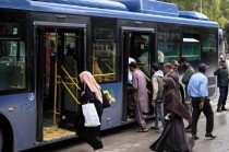 汽油价格暴涨40%后 巴基斯坦推出为期30天的免费公共交通