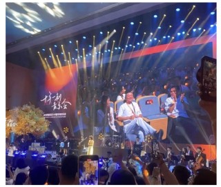 马云现身阿里音乐会 向员工挥手致意引发全场热烈掌声