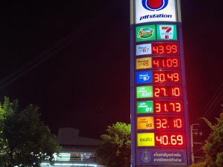 有钱加不到油，普吉岛游船停摆：中东战火燃烧，东南亚被超百美元油价逼到墙角