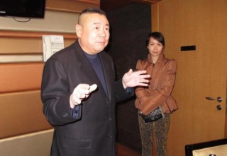 父亲身家超过李嘉诚，他不爱美女爱丑女，继承60亿家产坐地铁上班