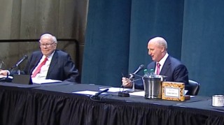 5万字珍藏版！2025巴菲特股东大会全程实录：首次明确批评贸易战 官宣将于年底退休