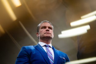 赫格塞思否认美国会陷入伊朗战争泥潭 五角大楼寻求再拨款2000亿美元