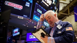 美国GDP数据表现强劲，投资者权衡利率路径，10年期美债收益率下行