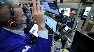 午盘：美股维持跌势 特朗普关税威胁导致资金逃离美国资产