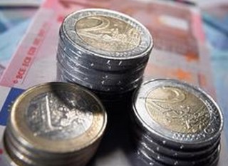 如何评估看涨期权rho值的意义？这种评估对投资策略有何作用？