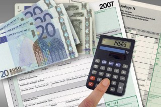 黄金价格波动与美元指数有何关联？