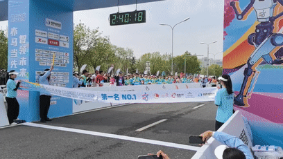 人形机器人半马奖项发布！宇树科技回应G1摔倒：未参赛，最近事多！夺冠机器人背后股东涉这些上市公司  第1张