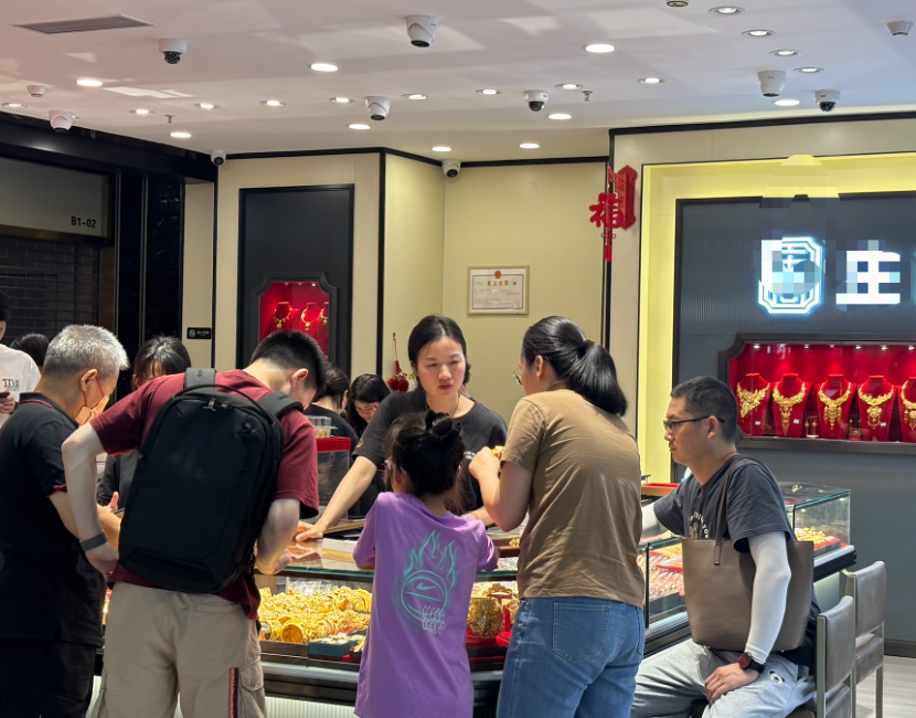 五一黄金“跳水”引爆抢购潮：水贝市场人山人海，有游客拖箱扫货，回收商忙到“手软”  第3张