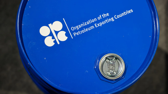 原油周一开盘大跌4% 据悉欧佩克+将继续加速增产  第2张