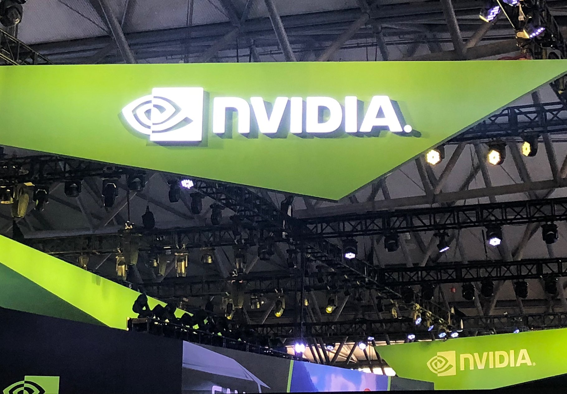 英伟达紧急发声，回应谷歌芯片威胁！公司股价较历史高点跌去约16%，市值蒸发5.6万亿元  第1张