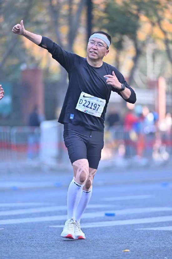 荣耀前CEO赵明现身上海马拉松：顺利完赛，人生勇敢尝试非常重要  第2张